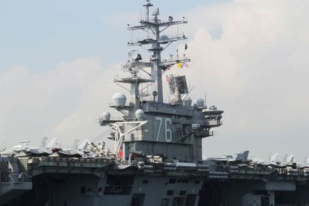 　米海軍は７月４日、空母２隻が南シナ海で同日に軍事演習を行ったと発表した。同海域では領有権を主張する中国も現在、軍事演習を行っている。写真は今回派遣された空母ロナルド・レーガン。２０１８年１１月２１日に香港で撮影（２０２０年　ロイター/Yuyang Wang）