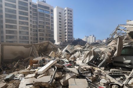 　１０月２日、中東６カ国で構成する湾岸協力会議（ＧＣＣ）は、カタールの首都ドーハで臨時閣僚会合を開き、イスラエルの攻撃を受けているレバノンに対する支持を表明すると同時に、パレスチナ自治区ガザでの即時停戦を要求した。写真は攻撃を受けたレバノンのChiyah。２日撮影（２０２４年　ロイター/Mohamed Azakir）
