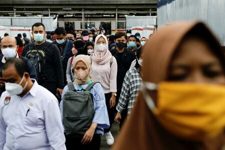 　インドネシアは５月１７日、屋外でのマスク着用義務を１８日から撤廃すると発表した。国内で新型コロナウイルス感染が減少しているためという。１月、ジャカルタで撮影（２０２２年　ロイター/Willy Kurniawan）