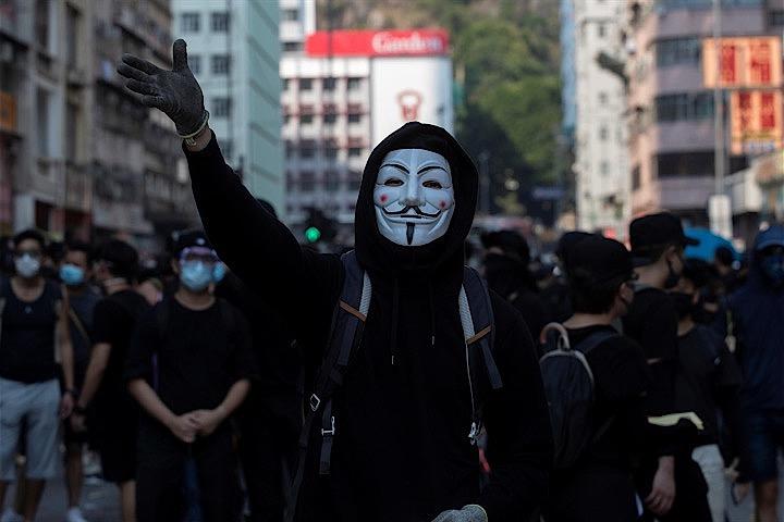 香港の林鄭月娥（キャリー・ラム）行政長官は、緊急時に行政長官が公共の利益のために必要な規制を制定できる「緊急状況規則条例（緊急条例）」を適用し、デモ参加者がマスクなどで顔全体を覆うことを禁止する「覆面禁止法」を5日から導入すると表明した。写真は香港で1日撮影（2019年　ロイター／Athit Perawongmetha）