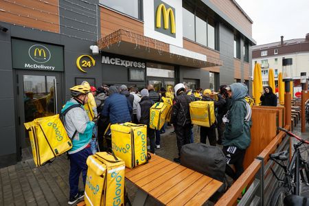 　９月２０日、米ファストフードチェーン大手のマクドナルドは、２月のロシアのウクライナ侵攻以来閉鎖されていた首都キーウ（キエフ）の３店舗を再開した（２０２２年　ロイター/Valentyn Ogirenko）