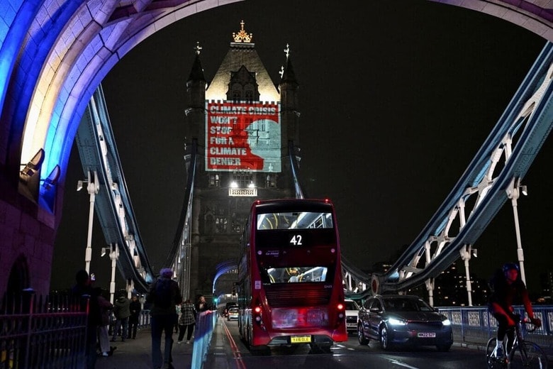 COP29を前に環境活動家がロンドンのタワーブリッジに掲げたトランプ米大統領批判の看板　CHRIS RATCLIFFE－REUTERS