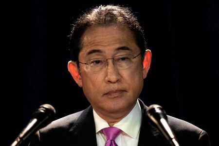 ５月３１日、岸田文雄首相（写真）は官邸で開いた賃金と物価の好循環に向けた懇談であいさつし、春闘の力強い賃上げに合わせて定額減税を実施することで家計の可処分所得を下支えし、「本年、物価上昇を上回る所得の増加を確実に実現していく」と語った。アｓンパウロで４日撮影（２０２４年　ロイター/Jorge Silva）