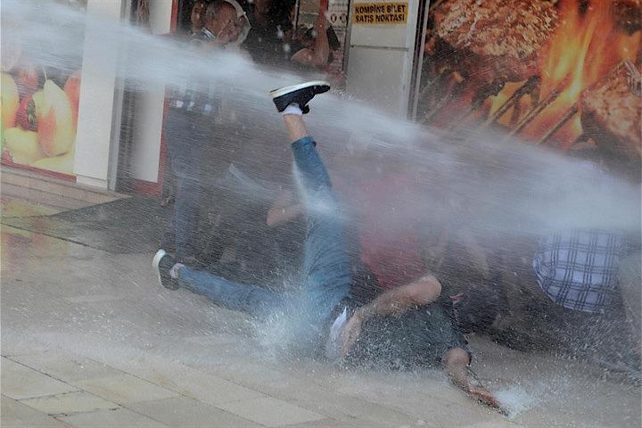 トルコは、非合法武装組織クルド労働者党（ＰＫＫ）とつながりがあるなどとして、南東部３都市のクルド系市長の職務を一時停止するとともに、４００人超を拘束した。写真は３人の市長への措置に反対する人々に水を浴びせかけるトルコ警察。ディヤルバクルで撮影（２０１９年　ロイター／Sertac Kayar）