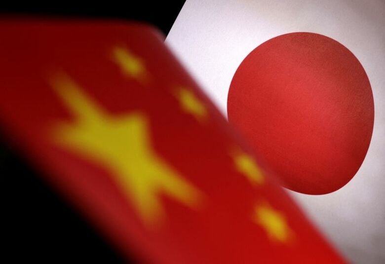 写真は日本と中国の国旗イメージ。2022年7月撮影。REUTERS/Dado Ruvic