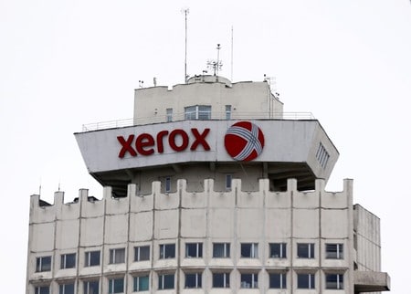 　５月１６日、米事務機器大手ゼロックスは、新たな最高経営責任者（ＣＥＯ）にジョン・ビセンティン氏を指名し、年次株主総会を７月３１日に設定したと発表した。写真はゼロックスのロゴ。２０１６年３月にベラルーシで撮影（２０１８年　ロイター／Vasily Fedosenko）