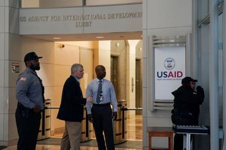 トランプ米大統領は２月４日、米国の対外援助を担う国際開発局（ＵＳＡＩＤ）の閉鎖を検討していると語った。写真はＵＳＡＩＤのビル。３日、ワシントンで撮影（２０２５年　ロイター/Kent Nishimura）