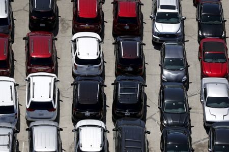 米消費者調査会社のＪＤパワーとＬＭＣオートモーティブの報告書によると、５月の米新車販売台数（非小売取引を含む）が前年同月比１５．６％増の１３０万台となる見込みとなった。マイカーの旺盛な需要と、ディーラーの在庫積み上がりが販売を押し上げている。（２０２３年　ロイター／Lucy Nicholson ）