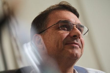 　ブラジルのボルソナロ前大統領の長男フラビオ上院議員（写真）は１９日、ロイターのインタビューに応じ、出馬意向を表明している来年の大統領選について、父親より穏健な政策を掲げ、小さな政府、減税、民営化を実現することを計画していると述べた。ブラジリアで１９日撮影（２０２５年　ロイター／Adriano Machado）