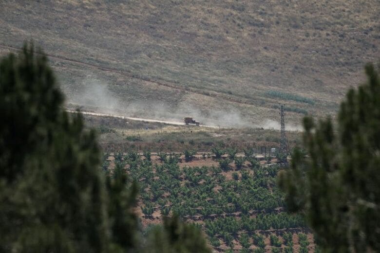 レバノン南部の道路を走行するイスラエル軍車両。2日撮影　REUTERS/Shir Torem