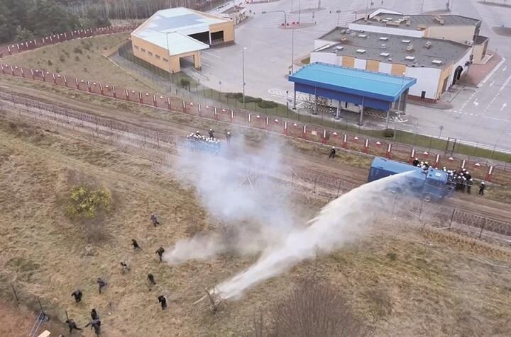 放水車で移民の流入を阻止するポーランド当局　BELARUSIAN TELEGRAPH AGENCYｰHANDOUTｰREUTERS