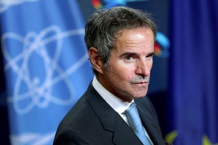 　８月２日、国際原子力機関（ＩＡＥＡ、本部ウィーン）のグロッシ事務局長（写真）は、国連本部で記者会見し、査察制限を続けるイランの核開発が「極めて急速に進展している」とした上で、イランからは「言葉」だけでなく、「透明性確保と査察順守とＩＡＥＡ査察官への協力」が必要だと強調した。写真は２０２０年１０月ベルリンでの代表撮影（２０２２年／ロイター）