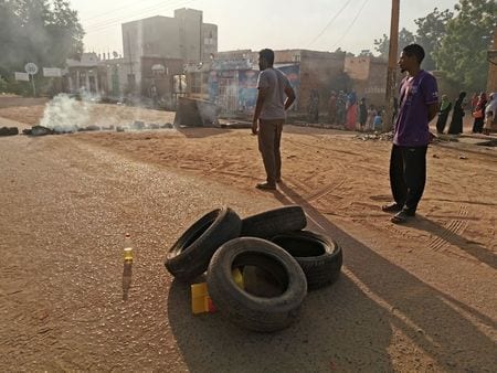軍のクーデターから一夜明けたスーダンでは、一部道路が封鎖され、通信は寸断。店舗もほとんど閉まっており、人々は食料を買うために長い行列を作っている。ハルツームで２５日撮影。（２０２１年　ロイター/El Tayeb Siddig）