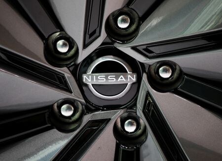 　１０月１１日、日産自動車は１０日、電気自動車（ＥＶ）に蓄えた電力を電力網や自宅などに供給できる技術を英国で実用化すると発表した。写真は同社のロゴ。２０２０年１１月、都内で撮影（２０２４年　ロイター/Issei Kato）