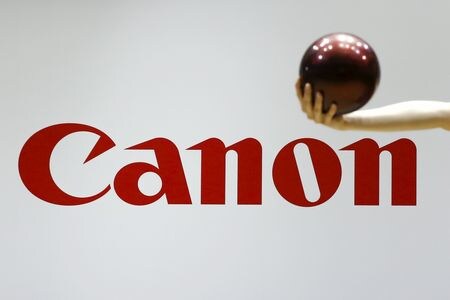 　７月２５日、キヤノンは、２０２４年１２月期の通期連結営業利益（米国会計基準）を４３５０億円から前期比２３．９％増の億４６５０億円に上方修正した。写真は同社のロゴ。２０１６年２月、横浜市内で撮影（２０２４年　ロイター/Thomas Peter）