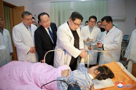 　４月２６日、北朝鮮の朝鮮中央通信（ＫＣＮＡ）は、金正恩朝鮮労働党委員長が同国で起きたバス事故で中国人観光客３２人が死亡したことを受け、中国に深い謝罪の意を表明したと報じた。写真は北朝鮮で事故に巻き込まれた中国人旅行者を見舞う金委員長。提供写真（２０１８年　ロイター／ＫＣＮＡ）