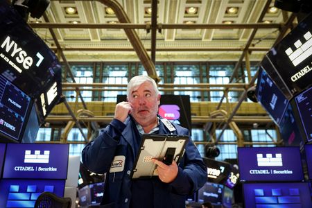 米ニューヨーク証券取引所（ＮＹＳＥ）のフロアで２日撮影。REUTERS/Brendan McDermid