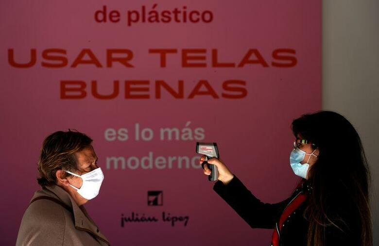 スペインのアバロス運輸相は18日、観光客の受け入れについて、6月末前後の再開を目指すと表明した。写真は5月18日、マドリードで撮影(2020年　ロイター/Juan Medina)