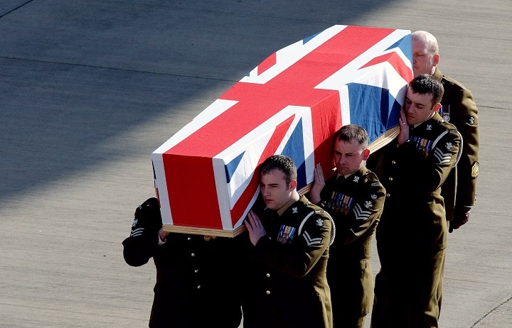 2006年2月、無言の帰国をした100人目の英兵士　Shane Wilkinson/MoD/Handout-REUTERS