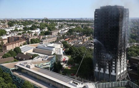 　６月１４日、英ロンドン中心部にある２４階建て高層マンションで発生した大規模火災の犠牲者は、少なくとも１２人に上っている（２０１７年　ロイター/Neil Hall）