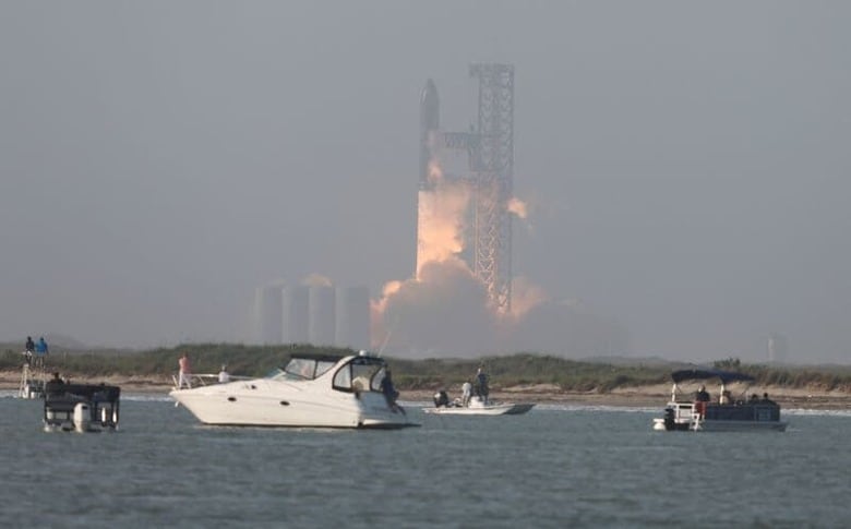 米実業家イーロン・マスク氏率いる宇宙企業スペースXは20日、開発中の大型宇宙船「スターシップ」の打ち上げ試験を初めて実施した。テキサス州で撮影（2023年　ロイター/Joe Skipper）