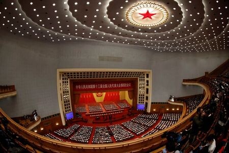 　中国の李克強首相は、５日開幕した全国人民代表大会（全人代）で、台湾の独立を目指す動きを断固として阻止すると述べるとともに、中台の平和的関係構築と中国の「再統一」推進に引き続き取り組むと表明した。写真は人民大会堂。（２０２１年　ロイター/Carlos Garcia Rawlins）