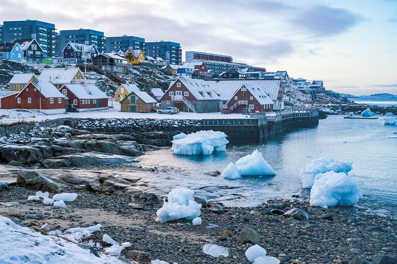 グリーンランドの政庁所在地ヌークの平和な街並み　JULIETTE PAVYｰBLOOMBERG/GETTY IMAGES