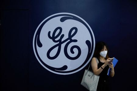 ３月９日、米ゼネラル・エレクトリック（ＧＥ）は投資家向けイベントで、航空事業の売上高が２０２５年まで最低でも２桁の伸びを続けると強気の見通しを示した。写真はGEのロゴ。上海で２０２２年９月撮影（２０２３年　ロイター/Aly Song）