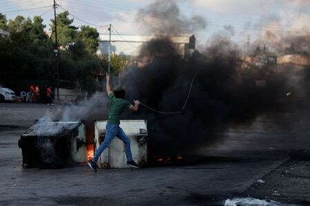 パレスチナ当局は、イスラエル軍がヨルダン川西岸のラマラ近郊で１０代のパレスチナ人２人を射殺したと発表した。１８日、ヨルダン川西岸のラマラで撮影（２０２３年　ロイター/Ammar Awad）