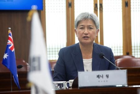 　韓国を訪問中のオーストラリアのウォン外相（写真）は３０日、ロシアと北朝鮮が６月に締結した条約が地域の不安定化を招いていると批判、北朝鮮によるロシアへの武器供与は国連安保理決議に「甚だしく違反」していると述べた。ソウルで代表撮影（２０２４年　ロイター）