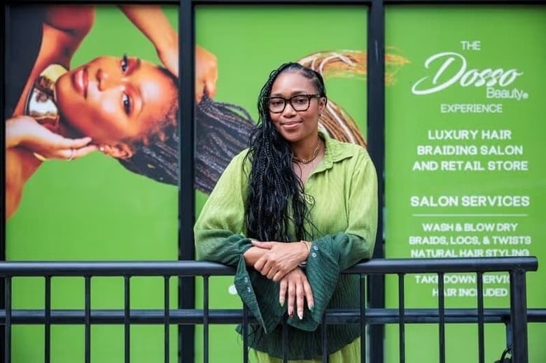 トランプ大統領が中国やベトナムに対し一連の関税を課すと発表。黒人女性の使用頻度が高いブラックビューティー製品の大半はこうした国々で製造されているため、安価だったウィッグのほか、編み込み式エクステに用いられる付け毛や接着剤の価格が急騰した。写真はフィラデルフィアで低刺激性の編み込み用ヘアを販売する会社のオーナー、カディジャ・ドッソさん（３０）。６月２８日撮影（２０２５年　ロイター/Hannah Beier）