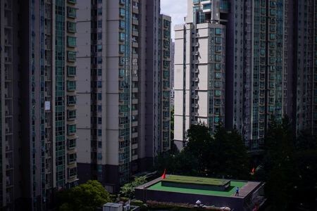 中国の独立系不動産調査会社大手である中国指数研究院のデータによると、１月の国内新築住宅価格は上昇率が小幅に拡大した。北部で価格が下落する一方、東部と南部の沿岸地域の市場は引き続き堅調だった。写真は上海のマンション。昨年１０月撮影。（2021年 ロイター/Aly Song ）