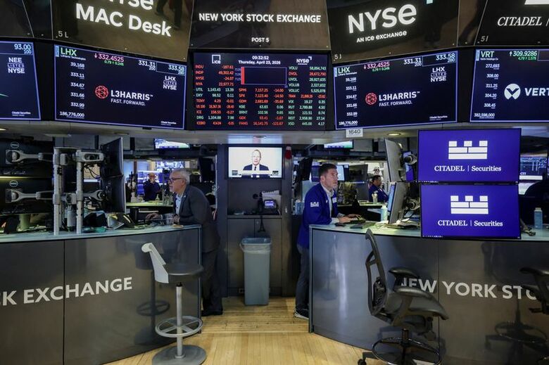 米ニューヨーク証券取引所のフロアで２３日撮影。REUTERS/Jeenah Moon