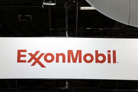 　９月１８日、エクソンモービルのダレン・ウッズ最高経営責任者（ＣＥＯ）は英紙フィナンシャル・タイムズのインタビューで、ロシアでの事業再開は計画していないと明らかにした。写真はパリで３月撮影（２０２５年　ロイター／Benoit Tessier）