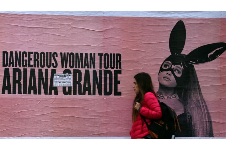 マンチェスターの街中に残るアリアナのポスター　Marcos Brindicci-REUTERS