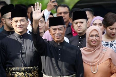 　３月１日、マレーシアで、元副首相のムヒディン・ヤシン氏（中央）が首相に就任した（２０２０年　ロイター／Lim Huey Teng）