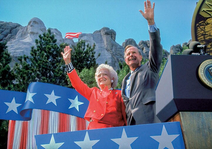 退任後も愛妻バーバラ（今年4月に死去）と共に国民に親しまれた　Diana Walker-Time Life Pictures/GETTY IMAGES