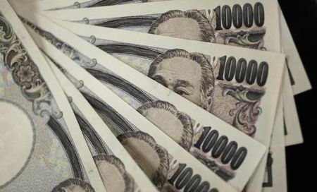 　日銀が主要中央銀行の中で唯一、ハト派の姿勢を貫いていることで、円が「キャリートレード」の調達通貨として、一番人気の座に返り咲きつつある。しかし、仮にウクライナ情勢が緊迫化したり、米ＦＲＢの積極的な利上げが資産市場の急落を招いたりすれば、円に逃避的な買いが集まって、同トレードを混乱させるリスクもはらむ。写真は円紙幣。都内で２０１１年８月撮影（２０２２年　ロイター／Yuriko Nakao）