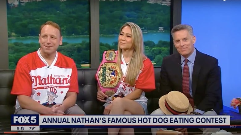 米独立記念日の４日、ニューヨークのコーニーアイランドで毎年恒例のホットドッグ早食い大会が開催され、男性はジョーイ・チェスナットさん（左）、女性は須藤美貴さん（中央）が優勝した