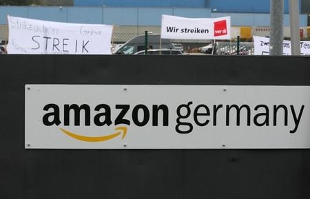 　５月２６日、米ネット通販大手アマゾン・ドット・コムのドイツの主力事業子会社の昨年の納税額が１１９０万ユーロ（１６００万ドル）にとどまっていたことが規制当局への申請書類で明らかになった。写真はドイツのウェルネにある同社の配送センター。２０１４年９月撮影（２０１５年　ロイター/Ina Fassbender）
