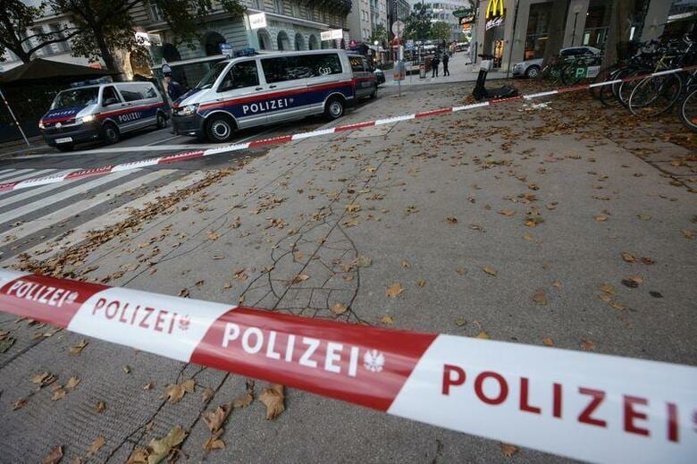 オーストリアの首都ウィーン中心部で２日に起きた銃撃事件を巡り、過激派組織「イスラム国」（ＩＳ）が３日、犯行声明を出した。写真は、警察の非常線が張られた現場付近（２０２０年　ロイター/Lisi Niesner）