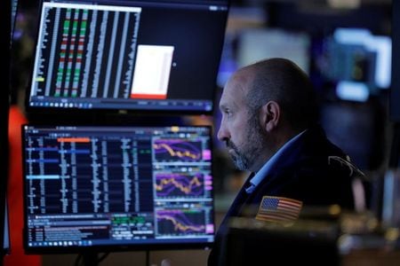 米国株式市場はＳ＆Ｐ総合５００種とナスダック総合が終値ベースの最高値を更新しして取引を終えた。写真はニューヨーク証券取引所で２０日撮影（２０２１年　ロイター／Andrew Kelly）
