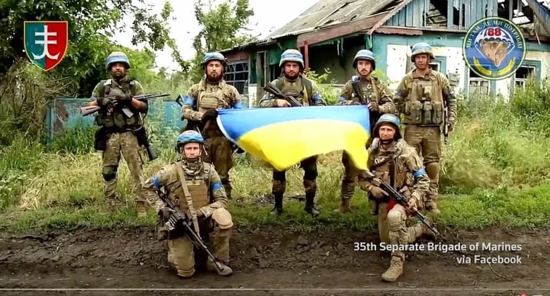 ドネツク州のストロジェベでウクライナ国旗を掲げる兵士たち　REUTERS / YouTube