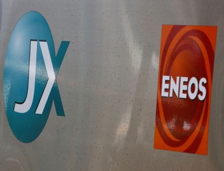 ＥＮＥＯＳホールディングス完全子会社のＪＸ金属は３月３日、新規株式公開（ＩＰＯ）に伴う仮条件を１株当たり８１０─８２０円に決定したと、関東財務局への届出書で明らかにした。写真はＥＮＥＯＳとＪＸ金属のロゴ。２０１７年２月、横浜市内で撮影（２０２５年　ロイター/Kim Kyung-Hoon）