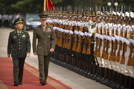 　８月１５日、中国を訪れている米軍制服組トップのダンフォード統合参謀本部議長（右）は、米中間には多くの難しい問題が横たわっているものの、両国ともにそれらに取り組む決意があると述べた（２０１７年　ロイター／Mark Schiefelbein/Pool）