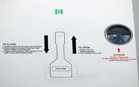 　８月２４日、州航空安全機関（ＥＡＳＡ）は、エアバスの長距離航空機Ａ３５０―９００型機の運航会社に対し、ソフトウエアの更新を指示する緊急指令を出した。写真は同型機の非常ドア。フランクフルトで５月撮影（２０１７年　ロイター/Kai Pfaffenbach）