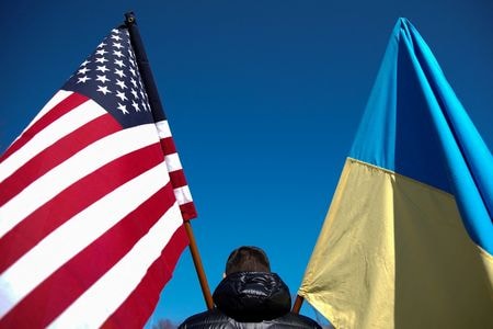 　３月１１日、米国と北大西洋条約機構（ＮＡＴＯ）は、ウクライナに猛スピードで武器を輸送しており、その中には、航空機を撃墜できる、携帯式地対空防衛システム（ＭＡＮＰＡＤＳ）と呼ばれる肩撃ち式ミサイルなど、非常にセンシティブなものが含まれている。写真は米国とウクライナの旗。ワシントンで２月撮影（２０２２年　ロイター／Elizabeth Frantz）