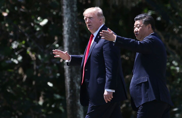 4月の米中首脳会談後のトランプ米大統領（写真左）と中国の習近平国家主席　Carlos Barria- REUTERS