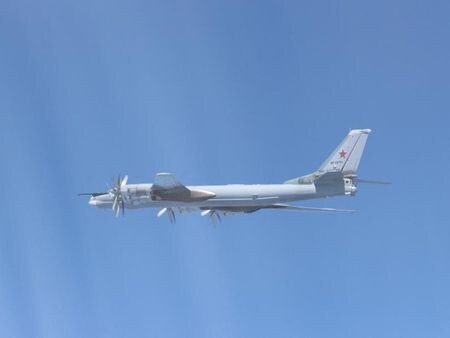 日本の防衛省は２４日、日本周辺を共同で飛行した中国とロシアの爆撃機計６機に対し、航空自衛隊の戦闘機が緊急発進したと発表した。写真は東シナ海上空を飛行するロシアのＴＵ－９５爆撃機。５月２４、日本の統合幕僚監部が公表（２０２２年　防衛省）