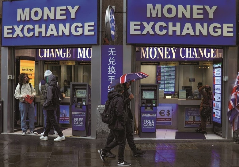 ポンドが弱いことはイギリス人にとって「恥」（ロンドンの両替所）　HANNAH MCKAY-REUTERS